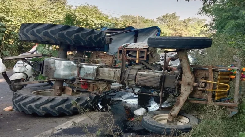 ट्रैक्टर ट्रॉली से टकराई मोटरसाइकिल सवार तीन युवकों की मौत